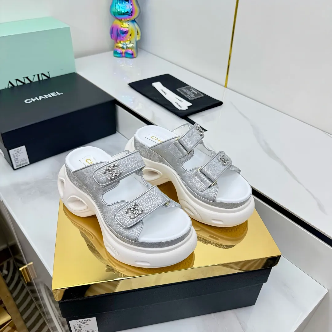 👟👟Ex-factory price 680👟👟 Top version... Chanel｜Chanel Xiaoxiang Velcro Beach Slippers Slippers Casual Beach Shoes 25ss Spring and Summer New Style! Beach shoes are a hit all over the internet! The latest model from the counter, I am still willing to buy it on my feet. It must be ranked among the most popular models. It is invincible in all seasons. Various bloggers and Internet celebrities can see the matching styles. Highly recommended. Pearlescent sheepskin upper, sheepskin lining, suede for feet. Original open-molded TPU outsole size: 35-40 (customized for 40 and 41). Full set of original packaging 👉 👉 👉 👉 👉